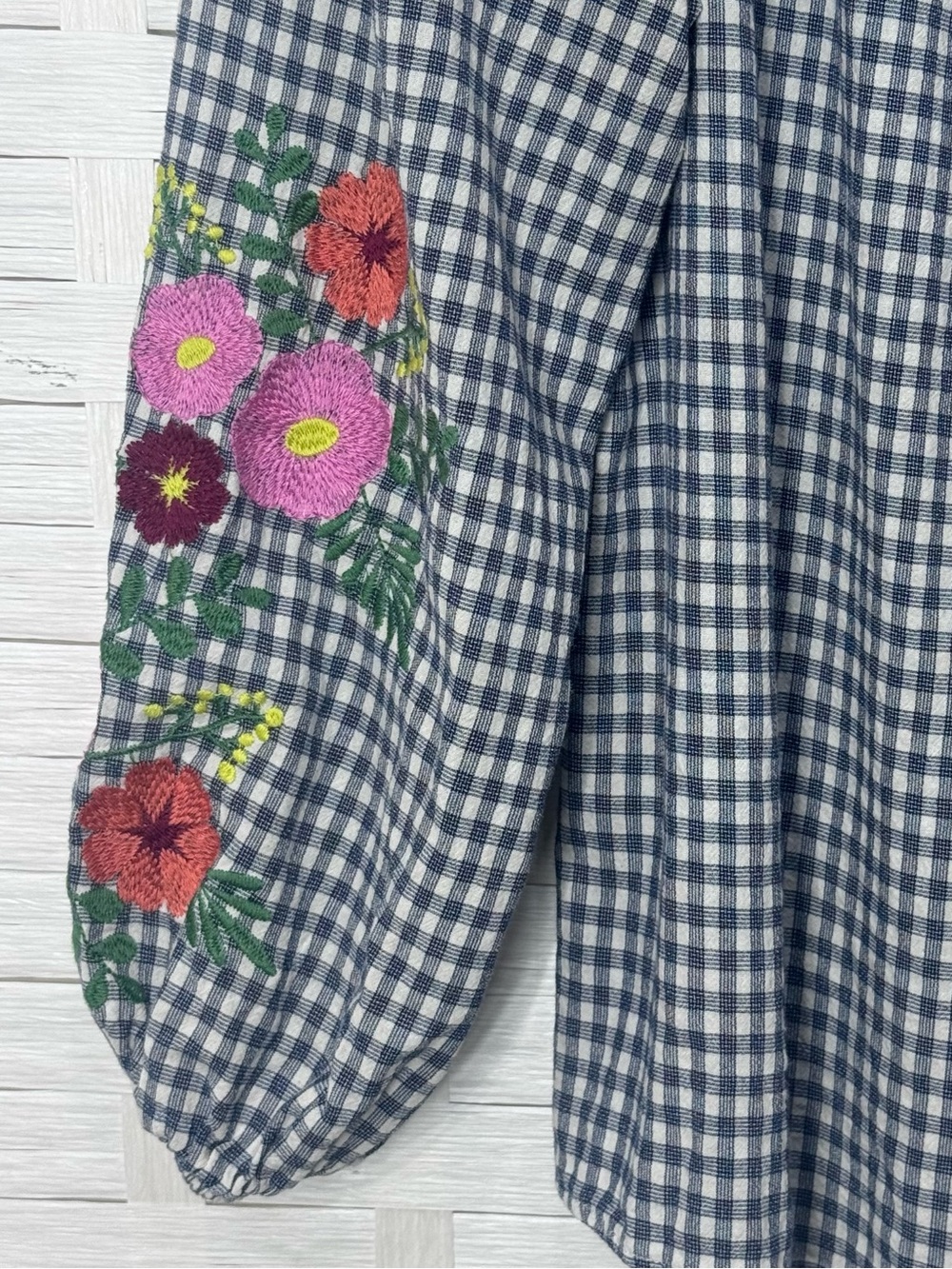 Davi & Dani Blue & White Gingham with Embroidered Floral Sleeves Size Small - Picture 3 of 10
